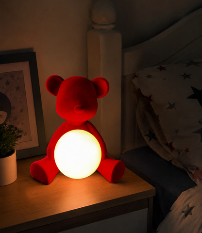 Veilleuse nounours lumineuse au design adorable et doux. Elle diffuse une lumière chaleureuse et apaisante, idéale pour la chambre d’un enfant, comme lampe de chevet ou veilleuse de nuit.