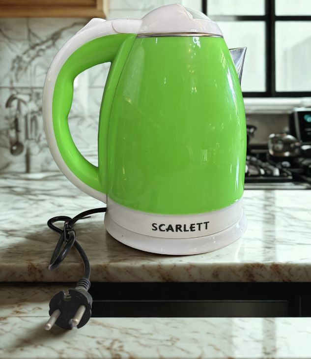 SCARLETT bouilloire electrique avec revêtement en plastique