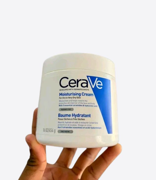 CeraVe Baume hydratant visage et corps pour peaux sèches, très sèches et à tendance atopique. Enrichi en acide hyaluronique et 3 céramides essentiels, il offre jusqu’à 48 h d’hydratation. Texture riche, non collante, sans parfum et non comédogène.