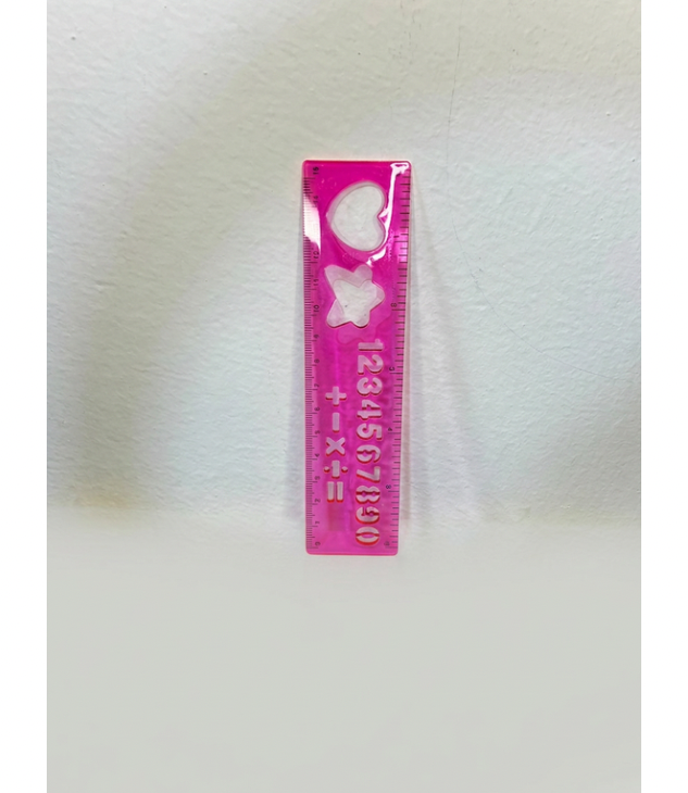 Petite règle rose avec l’alphabet